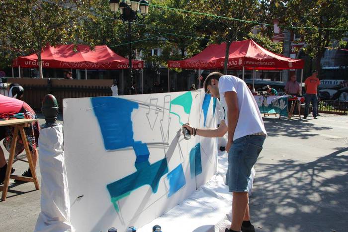 Gazte ugari batu zituen Inde 14 1508073832068