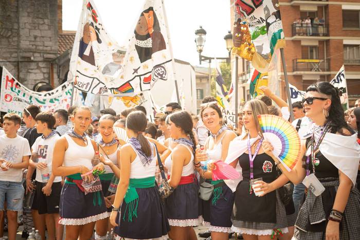 Festa-giro goria piztu du La 67 1755257066473