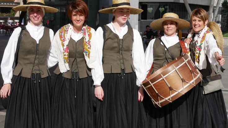 Folklore jaialdia egin zuen atzo Galiziar Etxeak