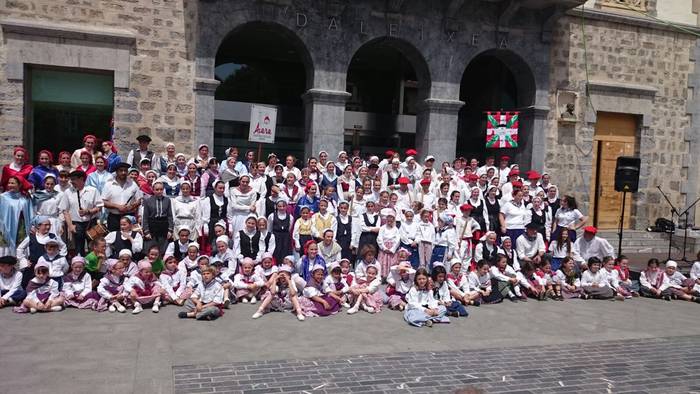 Dantza taldeak izan dira Eus 243 1496145902966