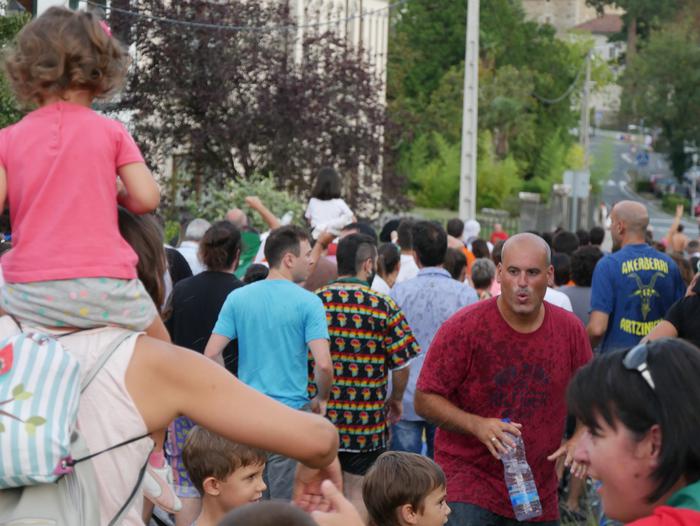 Ura eskatzen zeharkatu dute  12 1536436409035