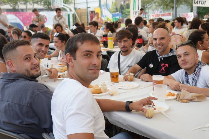 Ehunka lagunek egin dute bat 2 1755422995779