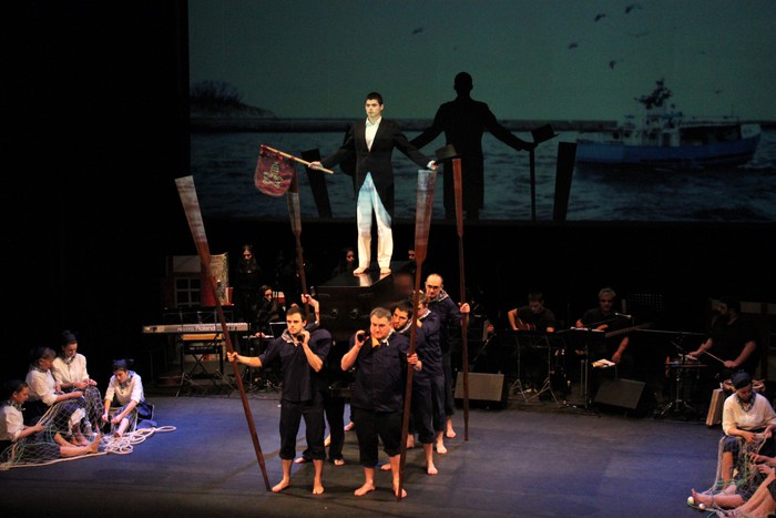 Eskualdeko ehundik gora dantzari eta musikarik koloreztatu zuten Amurrio Antzokiko oholtza - 65