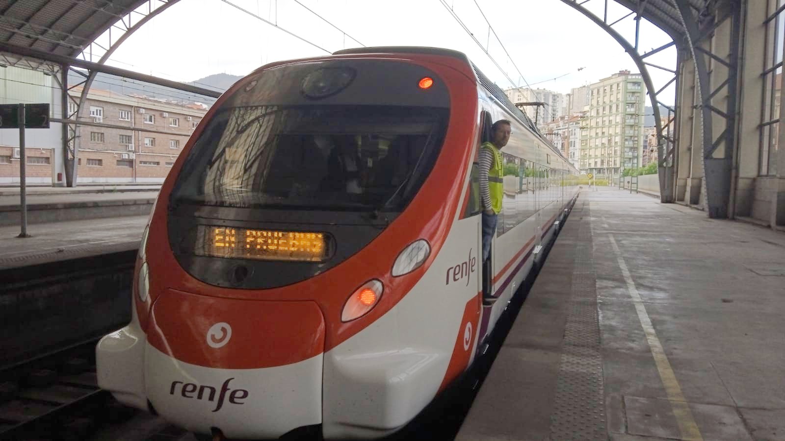 Urduña eta Bilbo artean tren irisgarriak 2025erako prest egotea eskatu du Espainiako Senatuak