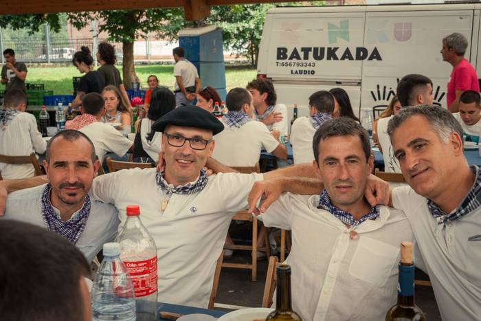 Ehunka lagun bildu dituzte j 76 1757018537690