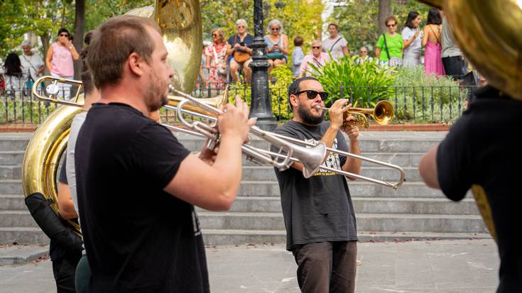 Broken Brothers Brass Band-ek Urduñako kaleak girotu ditu eguerdian