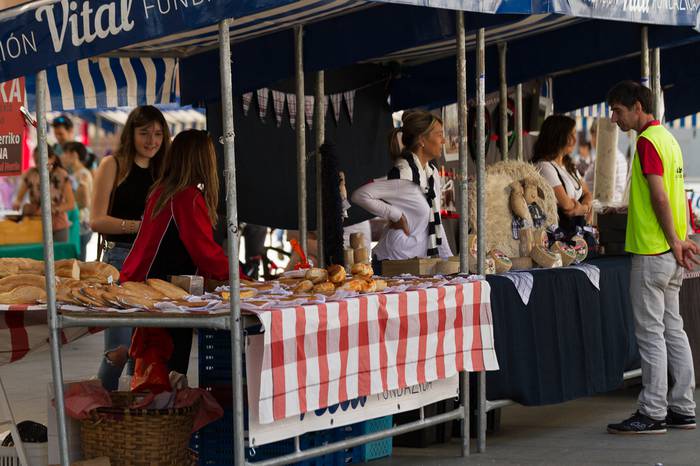 Ehunka dantzari eta ikusle b 48 1524466407351