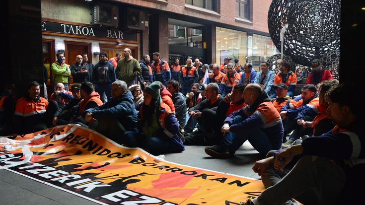 ESK-k salatu du Tubos Reunidosek bi egun baino ez diela eman langileei kaleratze boluntarioen akordioa sinatzeko, eta "xantaitzat" jo ditu ezarritako baldintzak