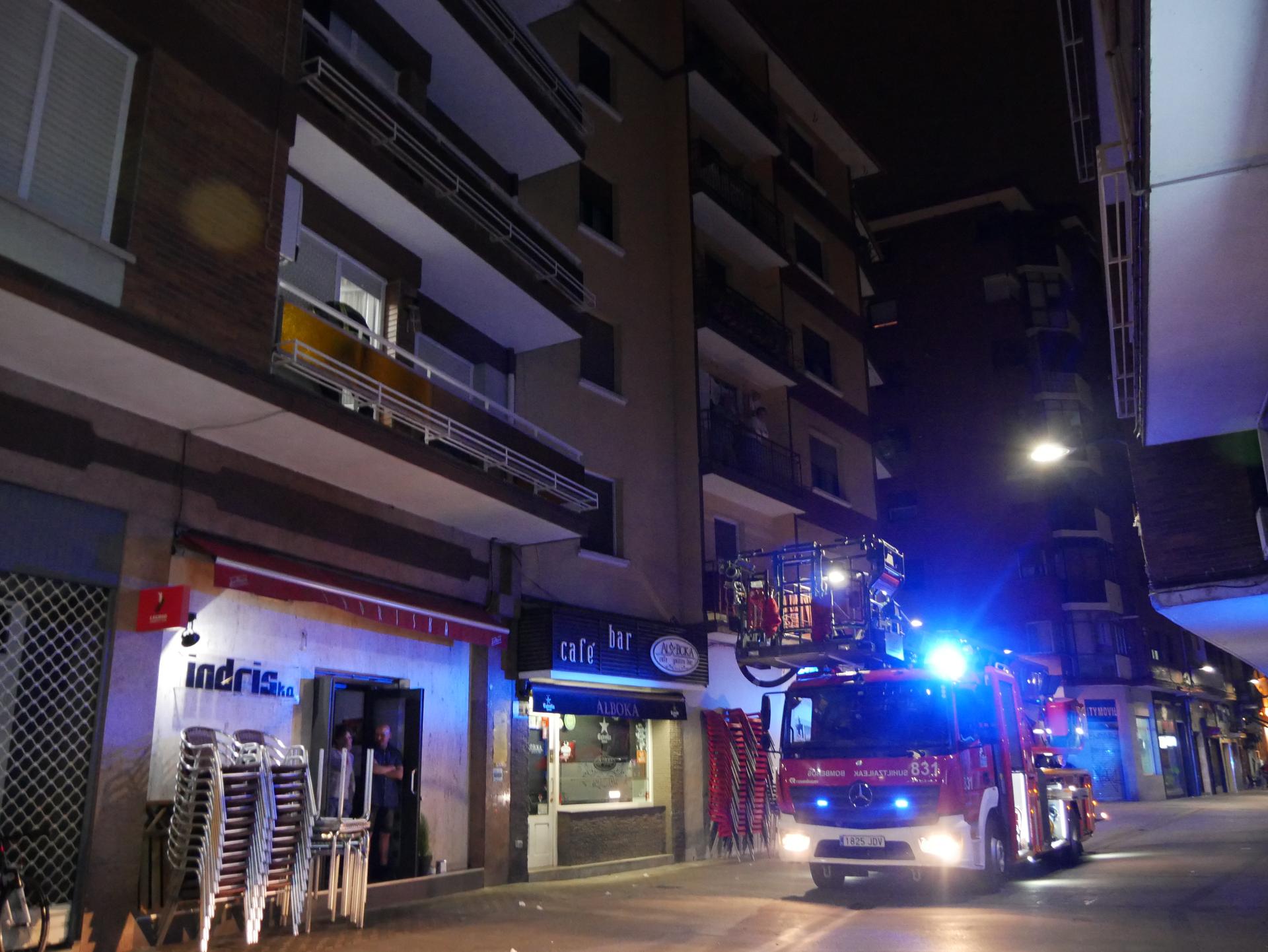 Balkoi batetik sartu dira suhiltzaileak Laudioko etxebizitza batera, pertsona bat erreskatzeko asmotan