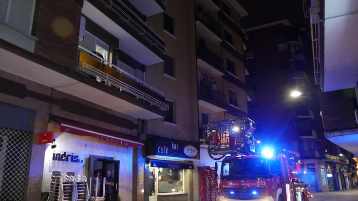 Balkoi batetik sartu dira suhiltzaileak Laudioko etxebizitza batera, pertsona bat erreskatzeko asmotan