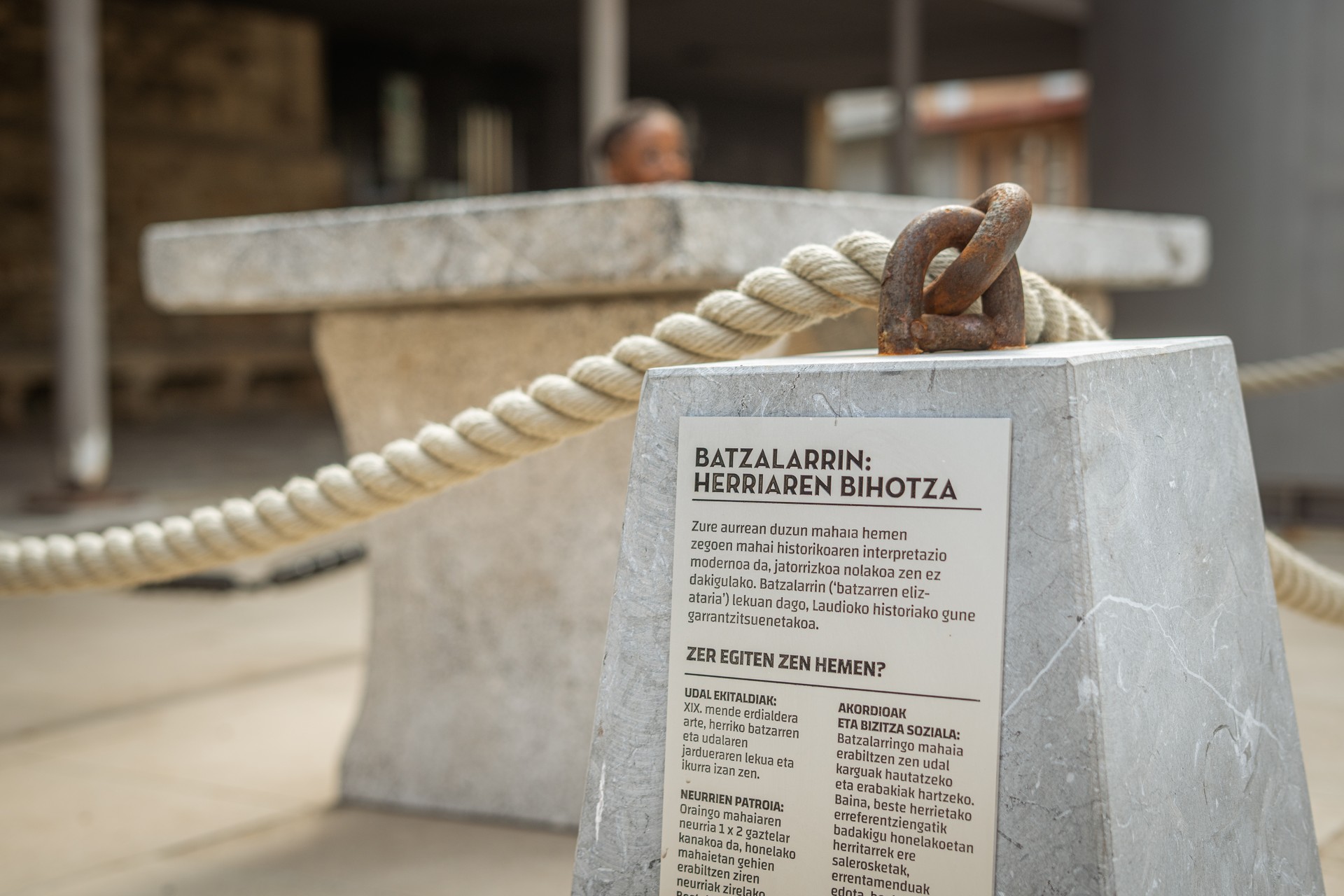 Batzalarringo Mahaiari keinu egin diote Merkatu Plaza berrian