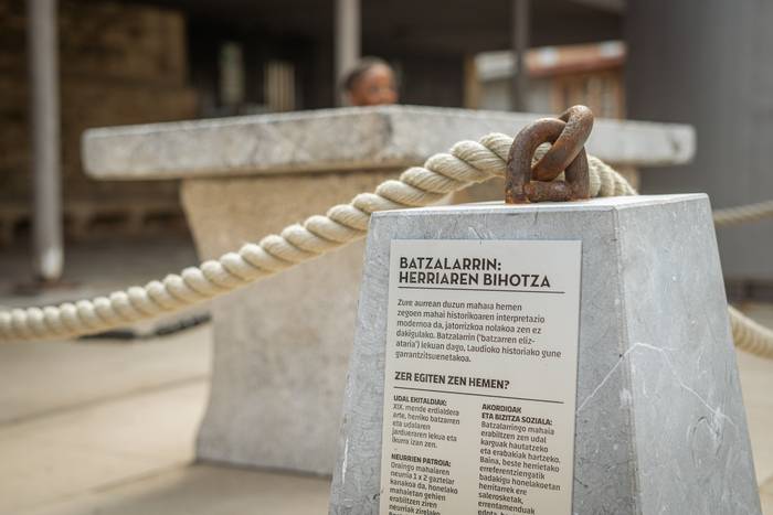 Batzalarringo Mahaiari keinu egin diote Merkatu Plaza berrian