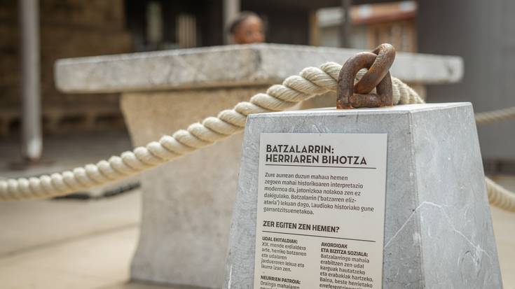 Batzalarringo Mahaiari keinu egin diote Merkatu Plaza berrian