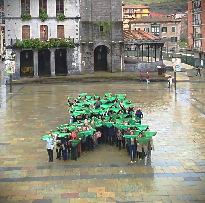 Laudiok minbiziaren aurkako sentsibilizazioarekin bat egin du AECCrekin Herriko Plazan begizta bat sortuz