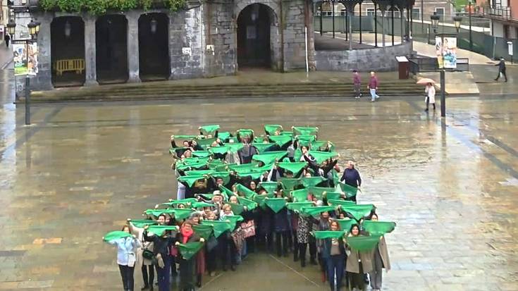 Laudiok minbiziaren aurkako sentsibilizazioarekin bat egin du AECCrekin Herriko Plazan begizta bat sortuz