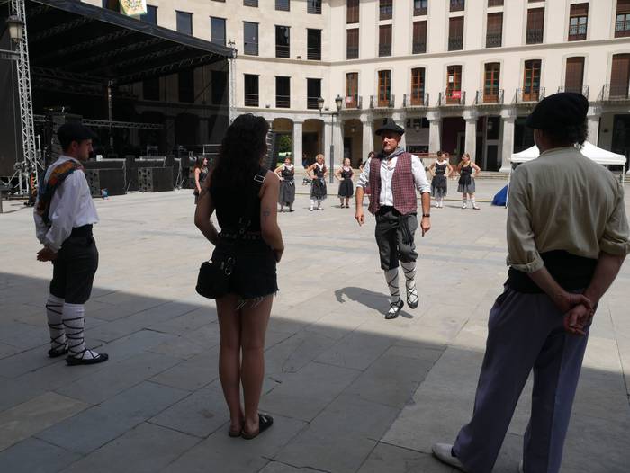 Ehunka lagun bildu dira Bera 141 1661377957094