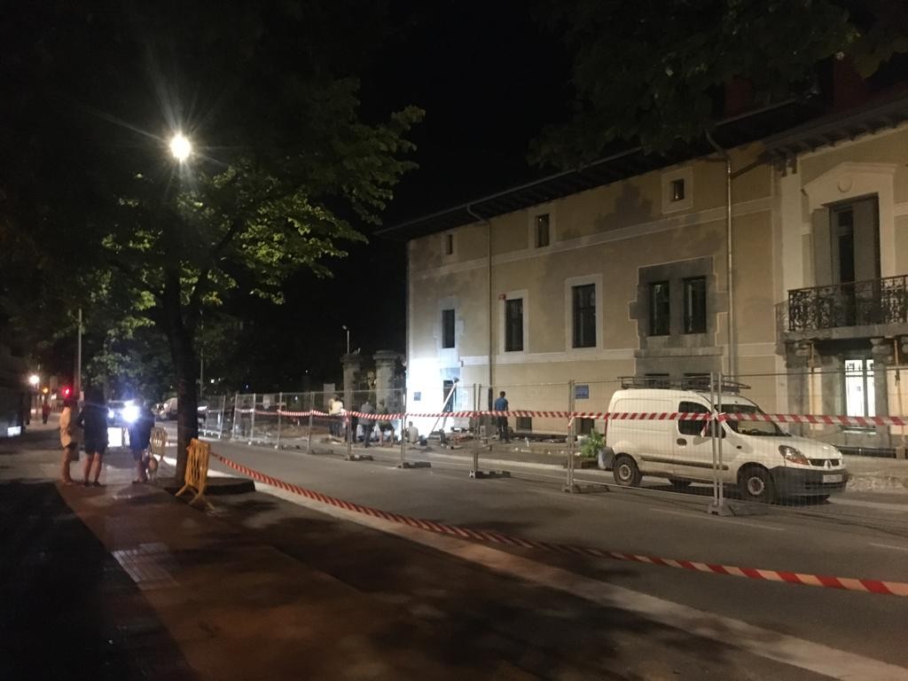 Goizeko ordubietara arte luzatu zen Granjabide kaleko ur-mozketa, fibrozementuzko hodi batek eztanda egin zuelako