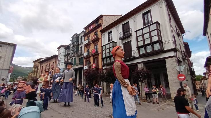 Bermeo eta Ortuellako erraldoi eta buruhandiak bisitari Otxomaio jaietan
