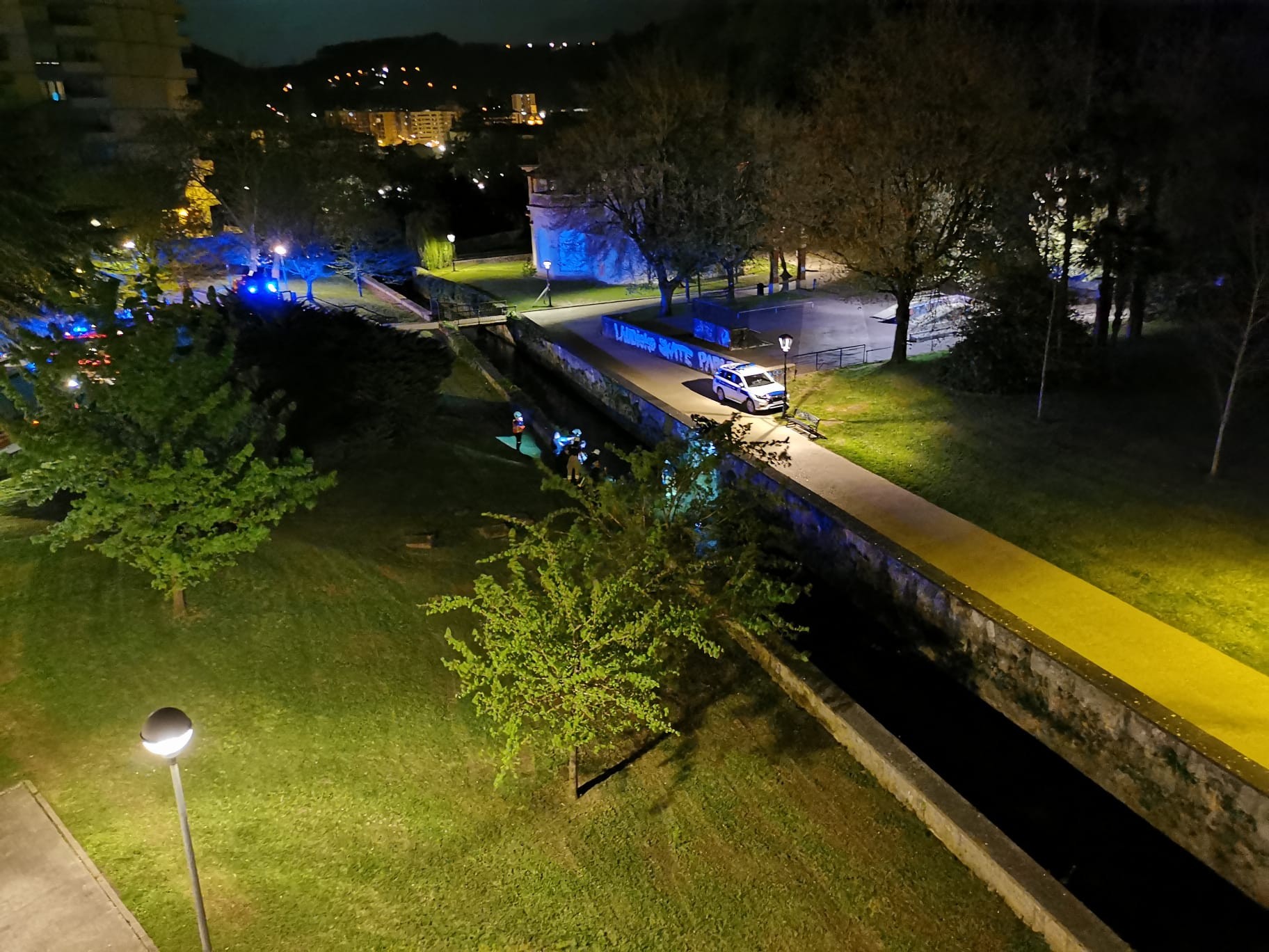 Errekara eroritako herritarra erreskatatu zuten atzo suhiltzaileek Lamuza Parkean