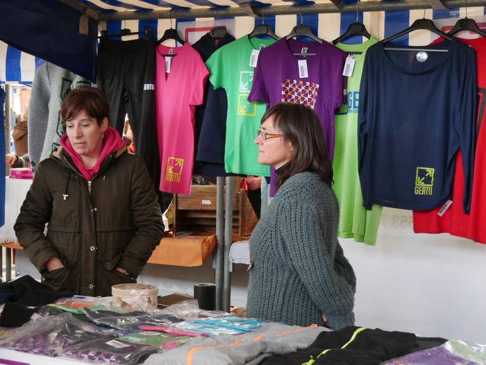 Neguko azokak hainbat jende  16 1545573070934