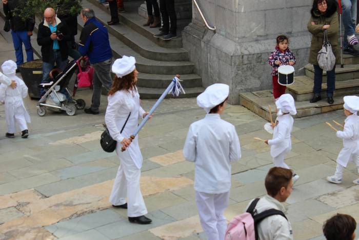 Ehunka umek jo dute danborra 6 1493310055584