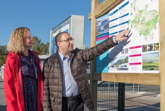 Mapa handi batek Arabako autokarabanetarako gune eta zerbitzuei buruzko informazioa ematen du