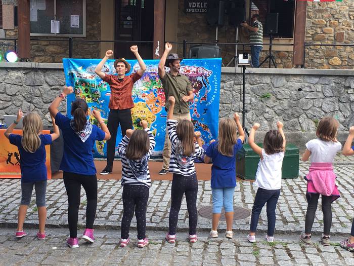 Auzokideez inguratuta piztu  12 1500054538646