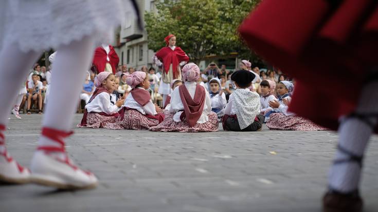 40. urteurrenerako kamisetak eta izerditakoak jarri ditu salgai Aiara Dantza Taldeak