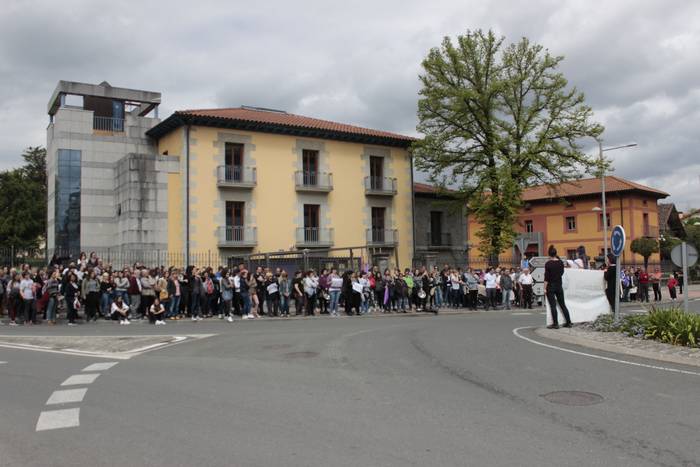 Aiaraldeko mugimendu feministaren epaitegiko protesta