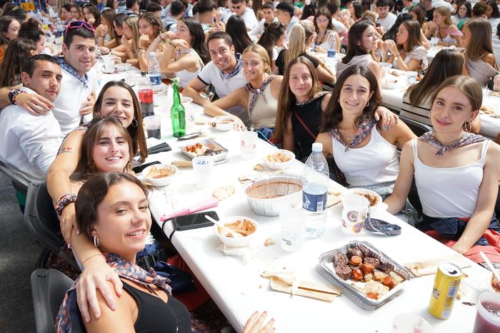 Jendetza batu da kuadrillen  16 1756401785953