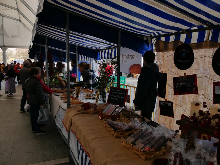 Neguko azokak hainbat jende  27 1545573424449