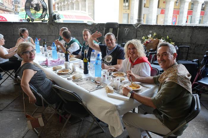 Atzoko gazteen bazkariak ehu 31 1755463298406