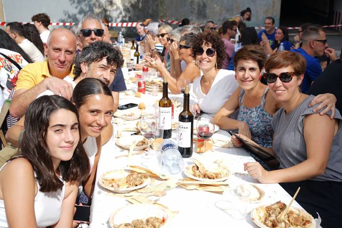 Ehunka lagun bildu ditu Lati 14 1758394271304