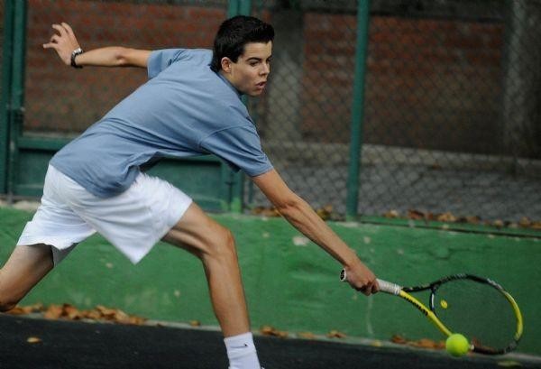 Andoni Agirretxe Laudioarra da gazte mailako Bizkaiko tenis txapelketako garailea