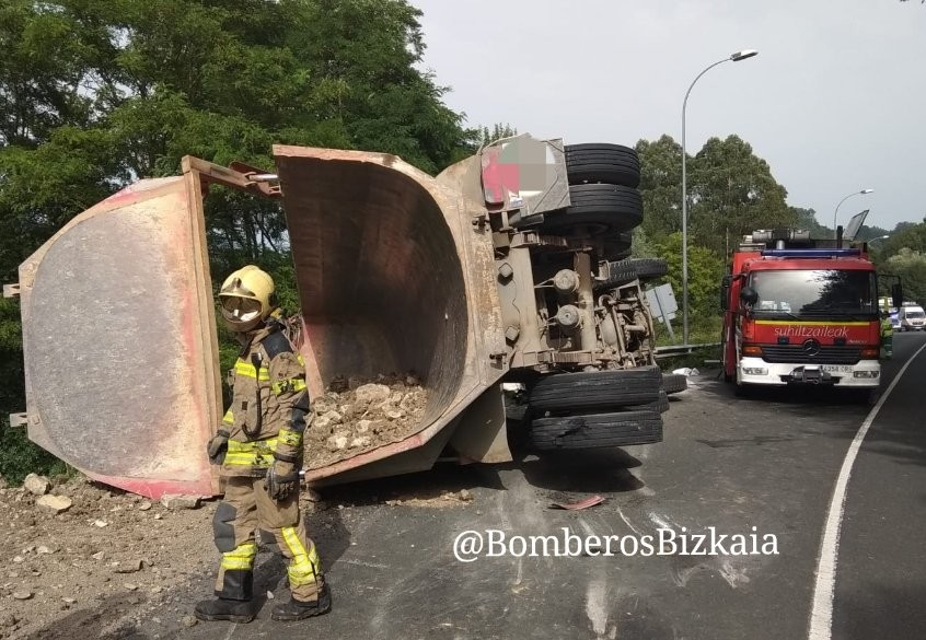 Laudioko kamioilari bat hil da Urdulizen gertatutako trafiko istripuan
