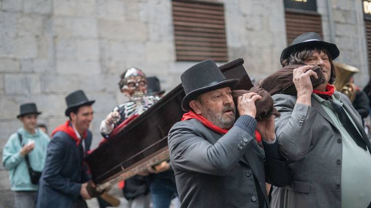 Txaranga, malkoak, barreak eta sua Otxomaioei agur esateko