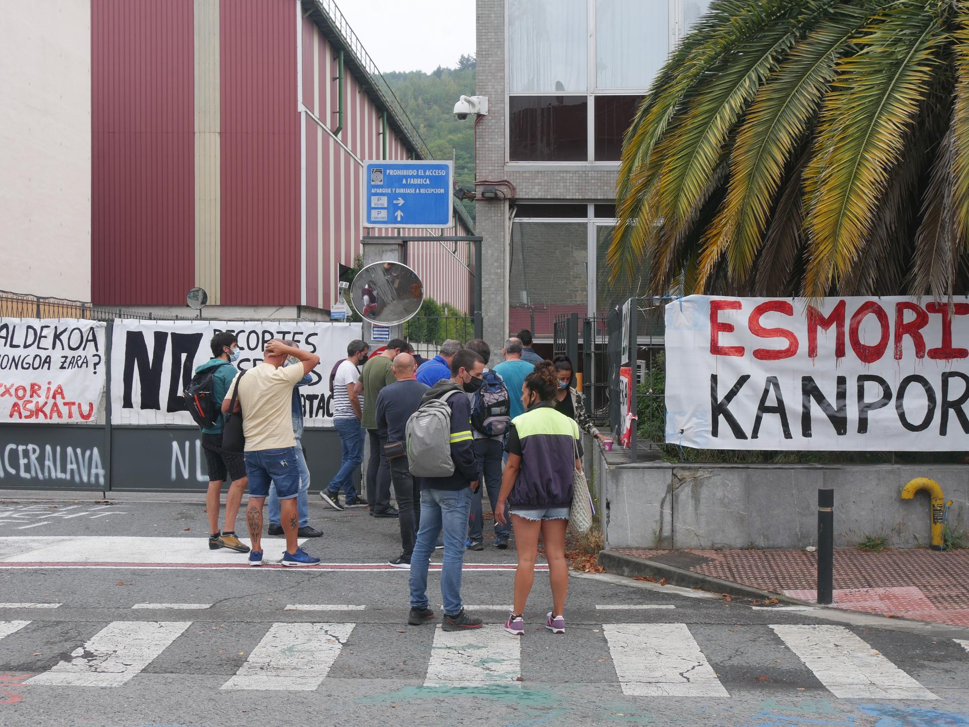 Kaleratzeak mahai gainetik kentzea eskatu dio enpresa batzordeak zuzendaritzari