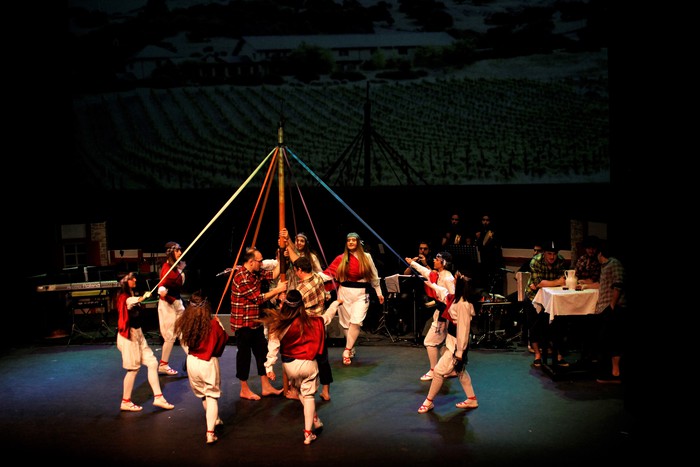 Eskualdeko ehundik gora dantzari eta musikarik koloreztatu zuten Amurrio Antzokiko oholtza - 29