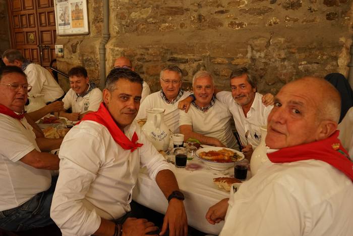 Ehunka kofrade bildu dira el 20 1756714001824