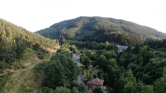 Mendien artean (Aiaraldea)