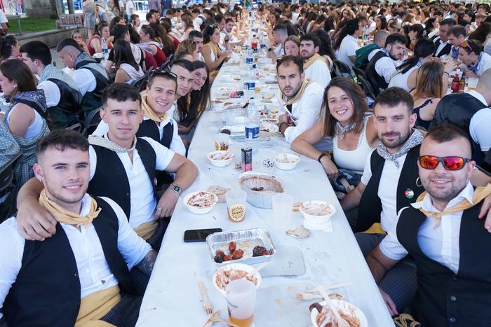 Jendetza batu da kuadrillen  9 1756401729014