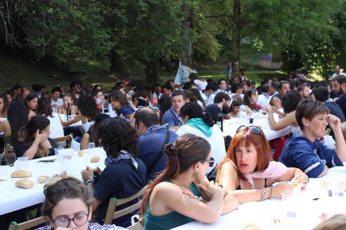 Sokatik tiraka itzuli dira j 42 1503500596427