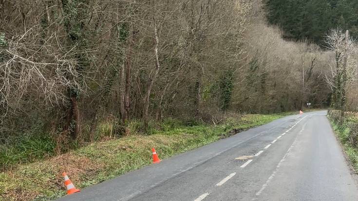 Hiru zauritu Okondo eta Zuhatza arteko errepidean, bi autoren eta motor baten arteko talkaren ondorioz