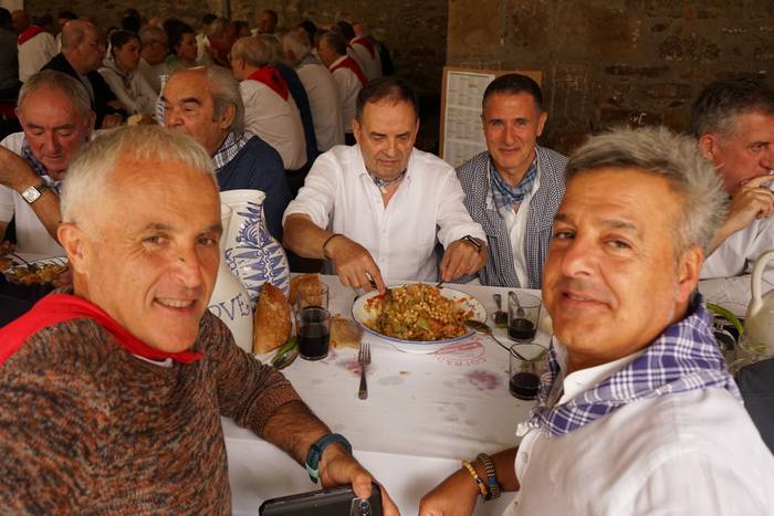 Ehunka kofrade bildu dira el 39 1756714042764