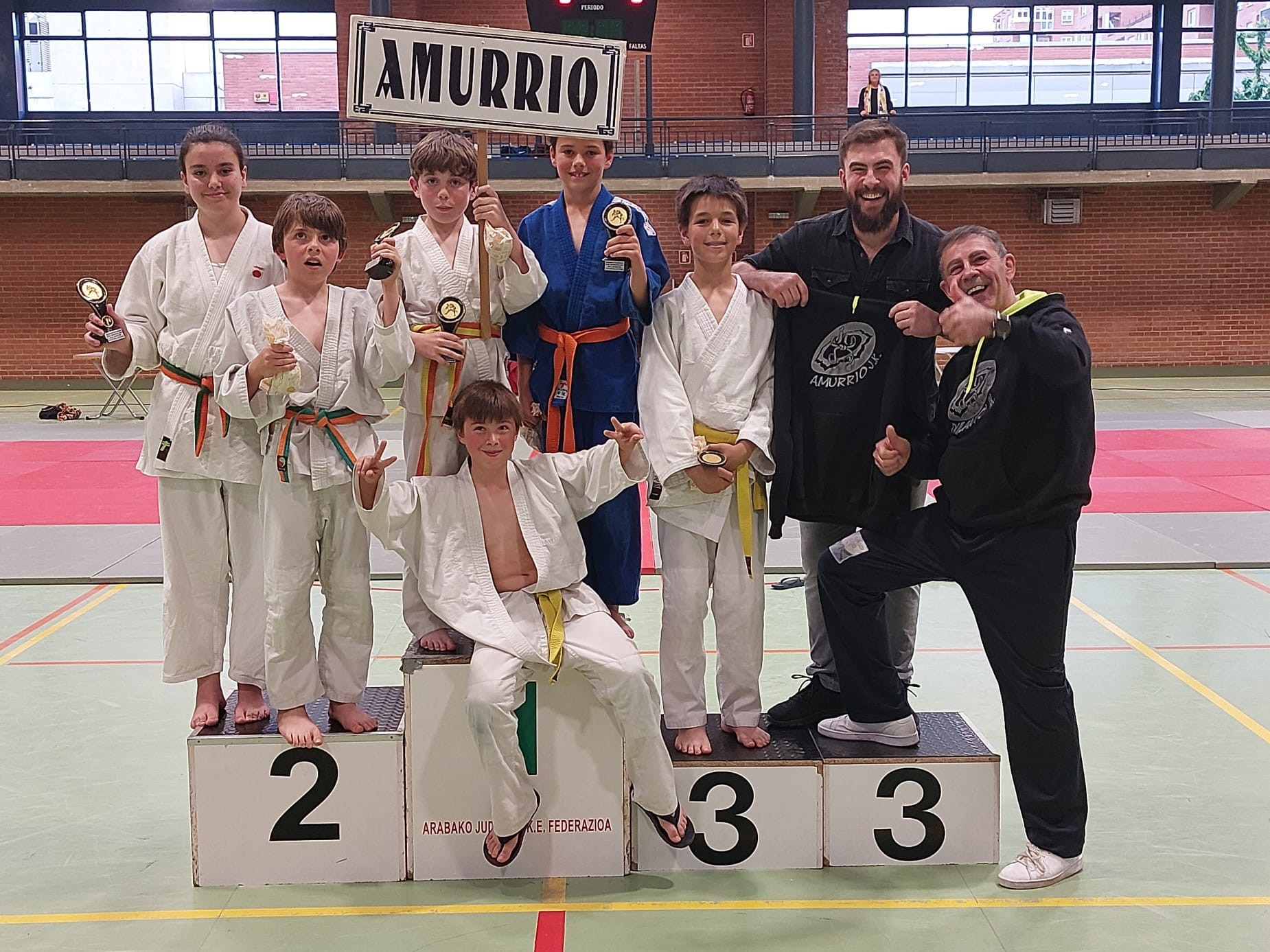 Amurrioko Judo klubak Arabako kimuen eta benjaminen txapelketak irabazi ditu