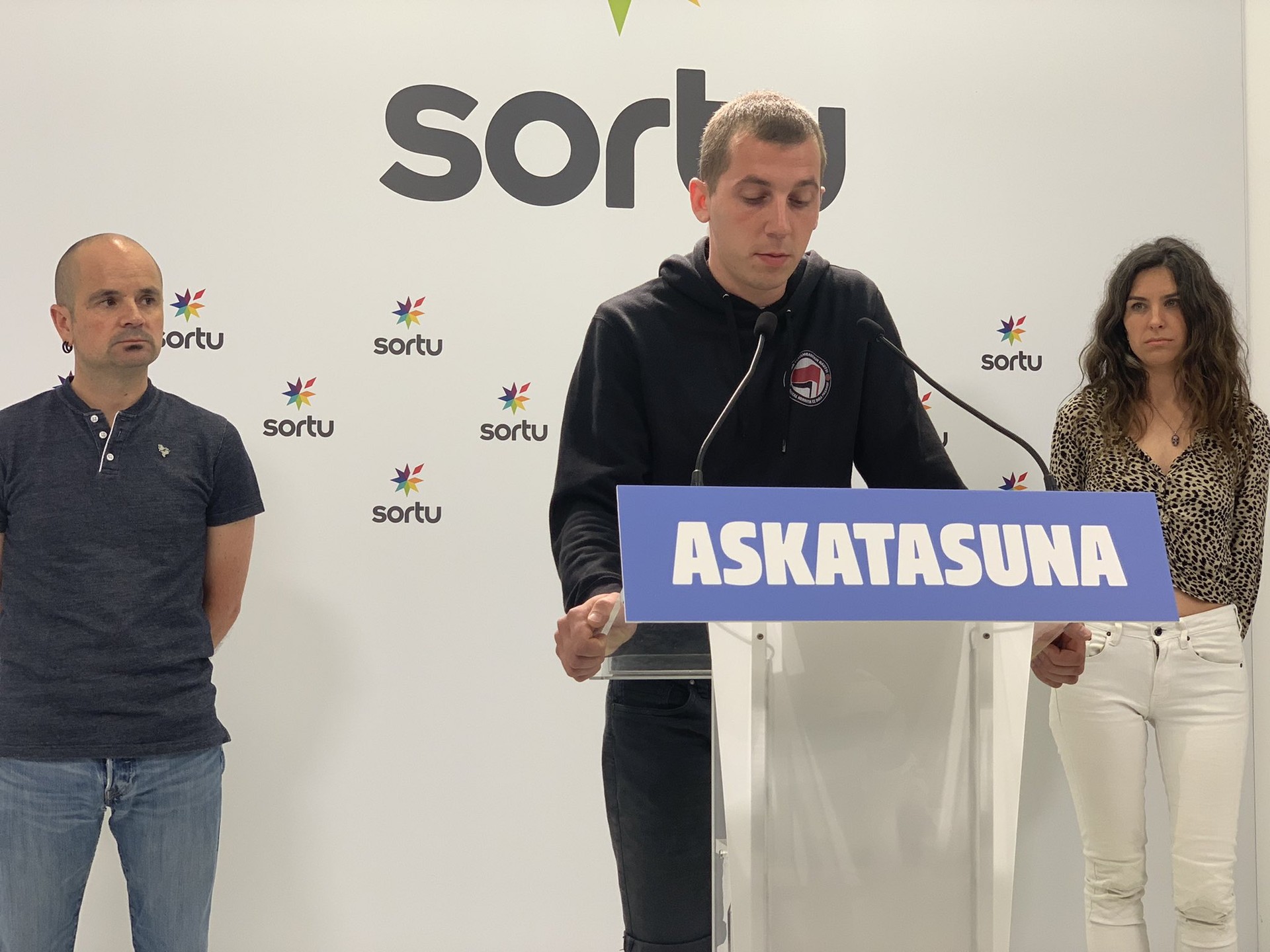 Galder Barbadok azken astean Guardia Zibilaren kolaborazio eskaintzak eta jazarpen etengabea jaso dituela salatu dute