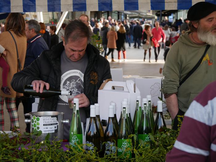 Neguko azokak hainbat jende  22 1545573260178