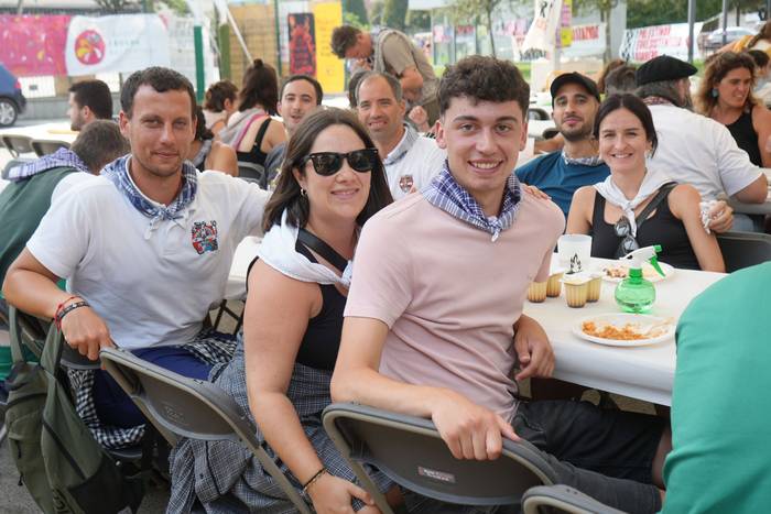 Ehunka lagunek egin dute bat 5 1755422999436