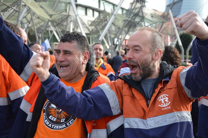 Tubos Reunidoseko langileek  14 1772617482057