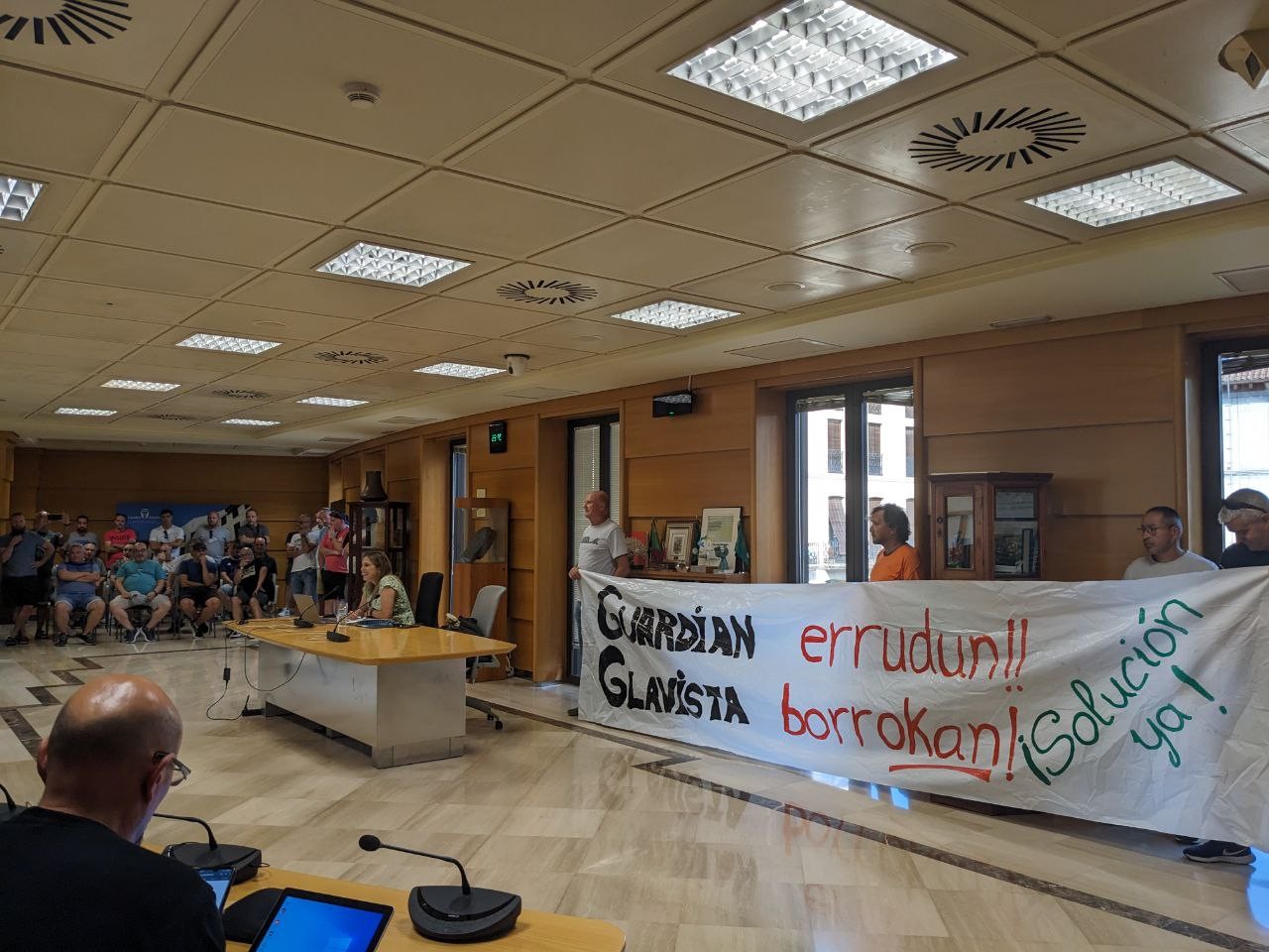 Autoglas-Glavistako egoera, Udal Osoko Bilkurara